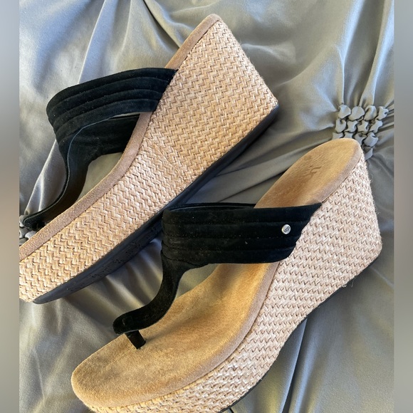 Ugg wedge sandals. Like new. Size 7 - Picture 2 of 5